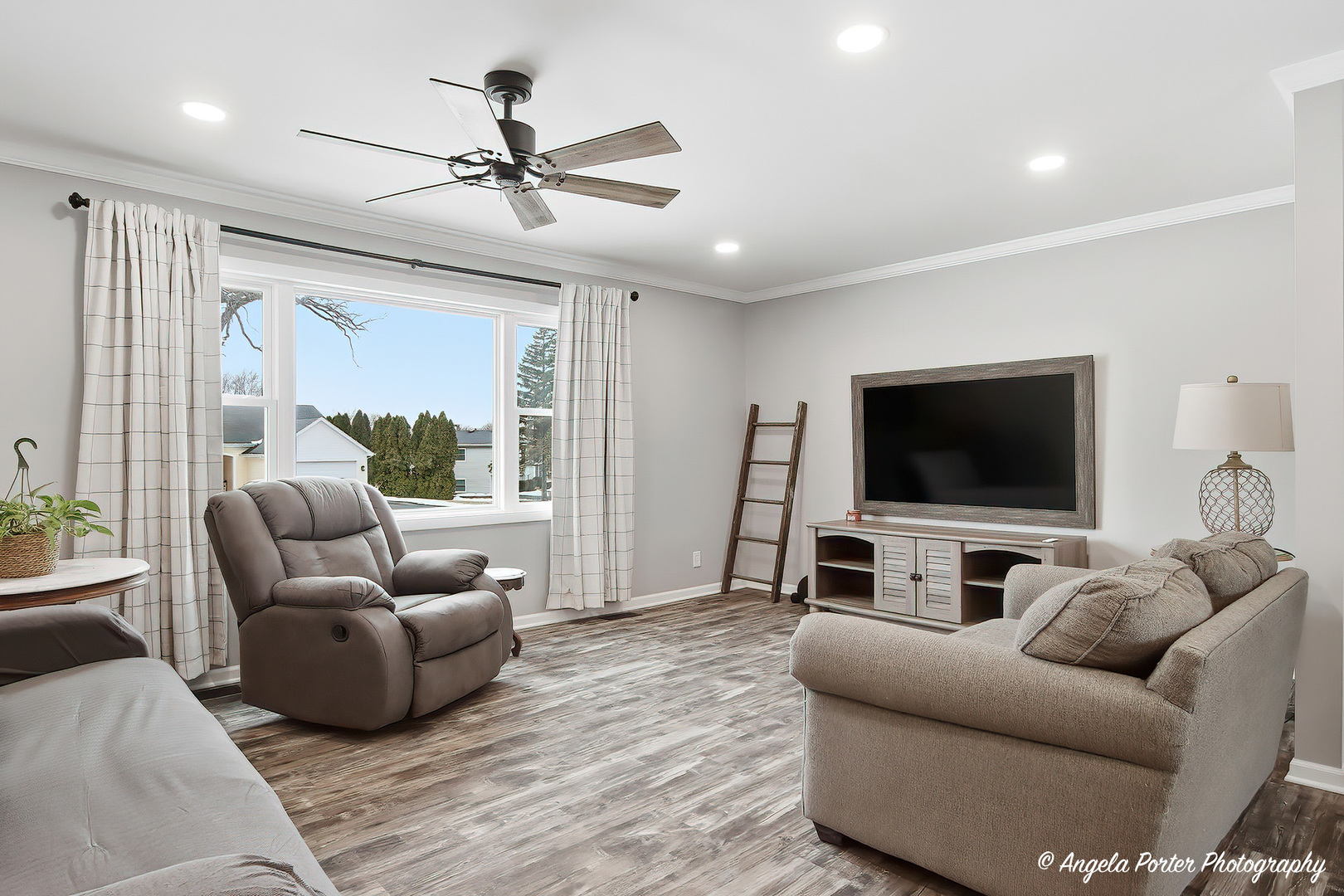 2022 Woodlane Drive, Lindenhurst, IL 60046