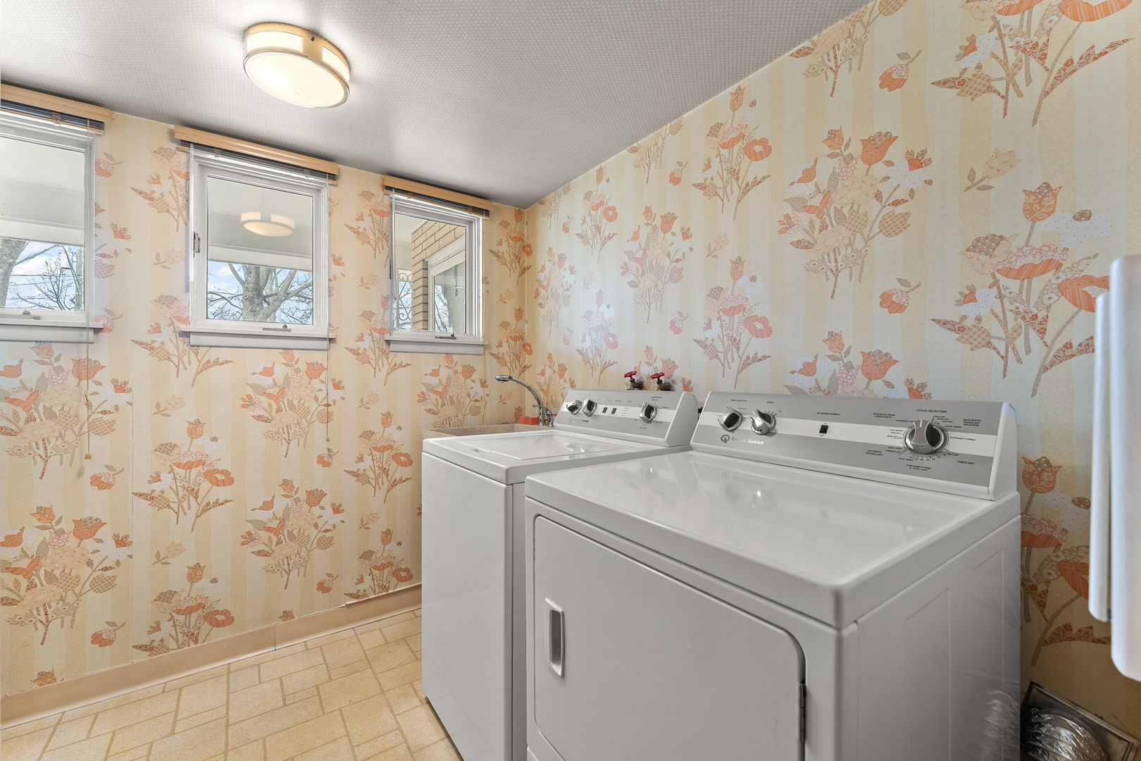 18655 Oakwood Avenue, Lansing, IL 60438