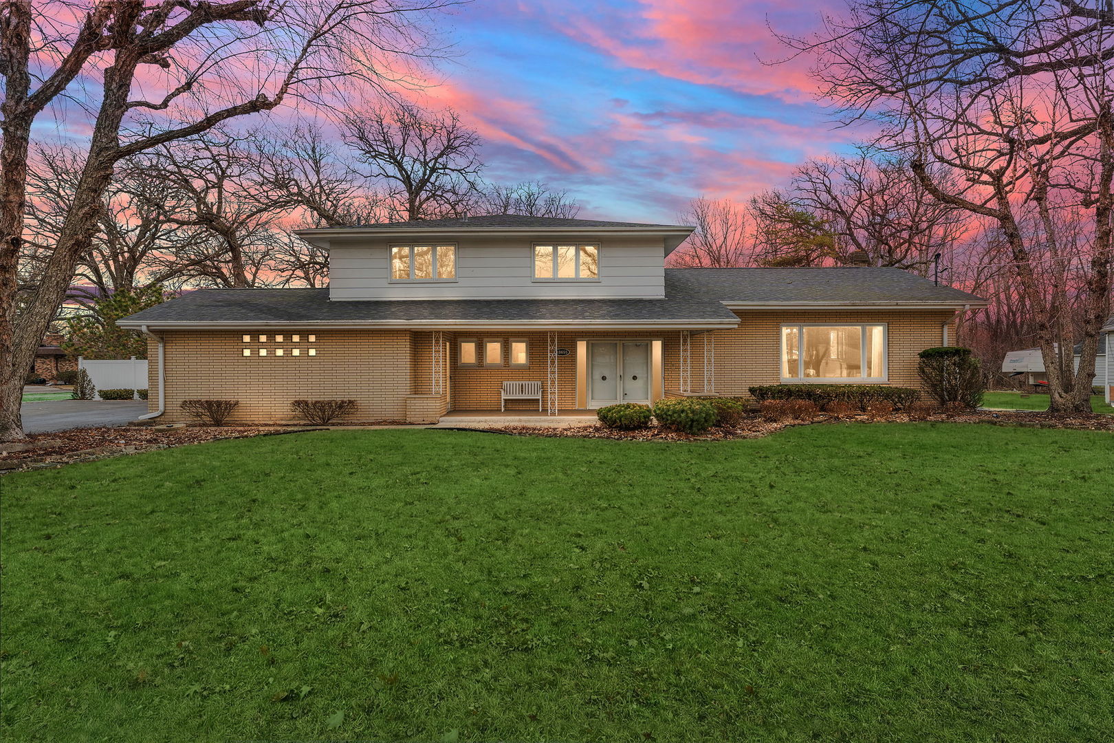 18655 Oakwood Avenue, Lansing, IL 60438