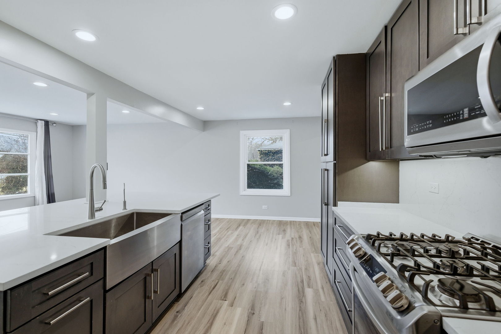 28W032 Roosevelt Road, Winfield, IL 60190