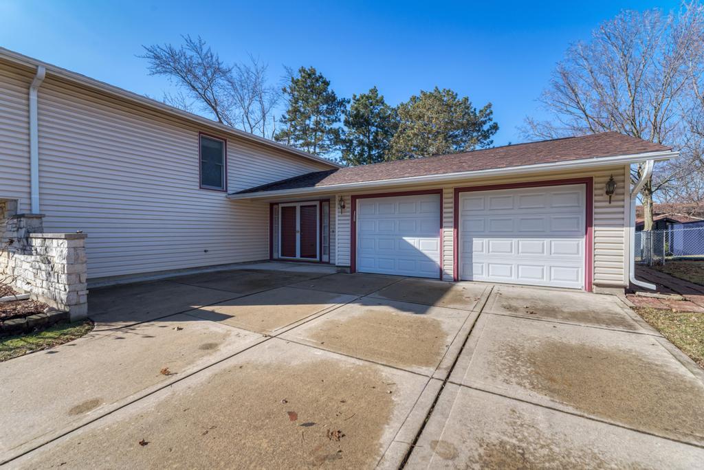 182 Lockwood Lane, Bloomingdale, IL 60108