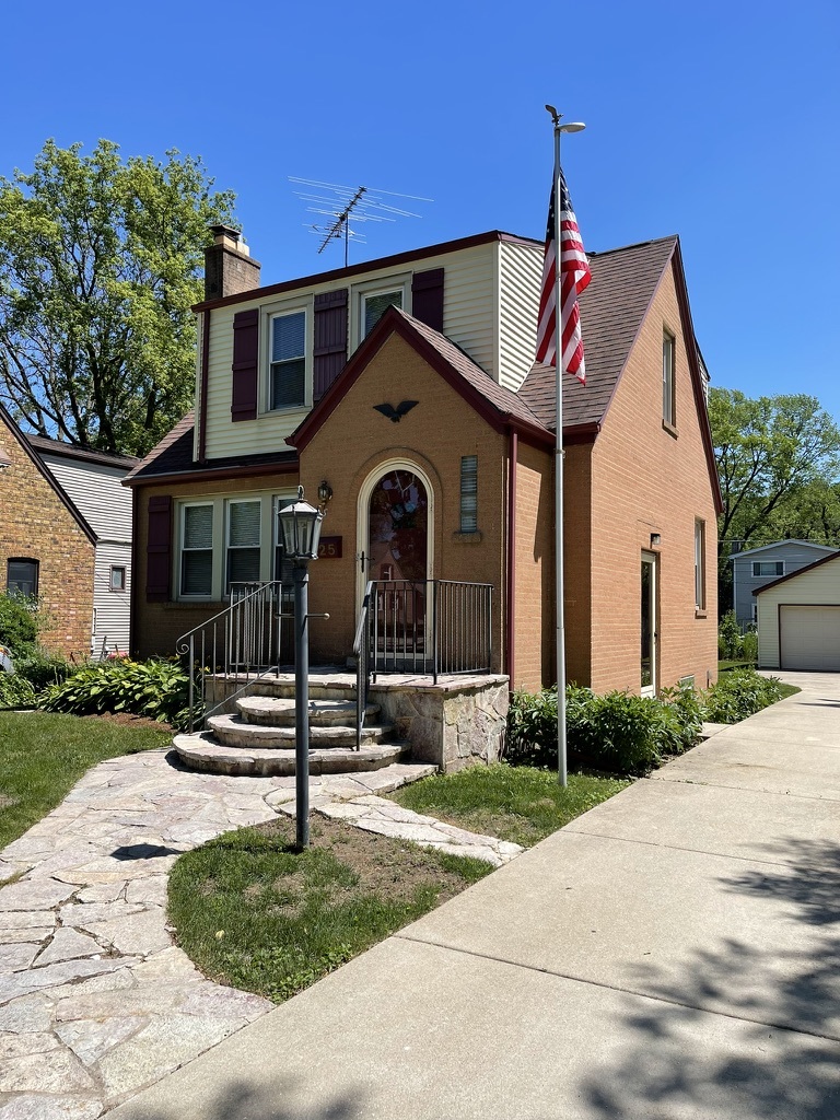 325 Columbia Avenue, Des Plaines, IL 60016