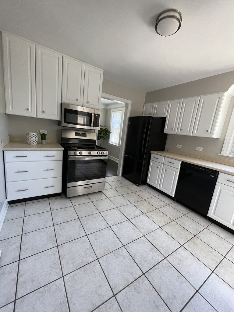 325 Columbia Avenue, Des Plaines, IL 60016