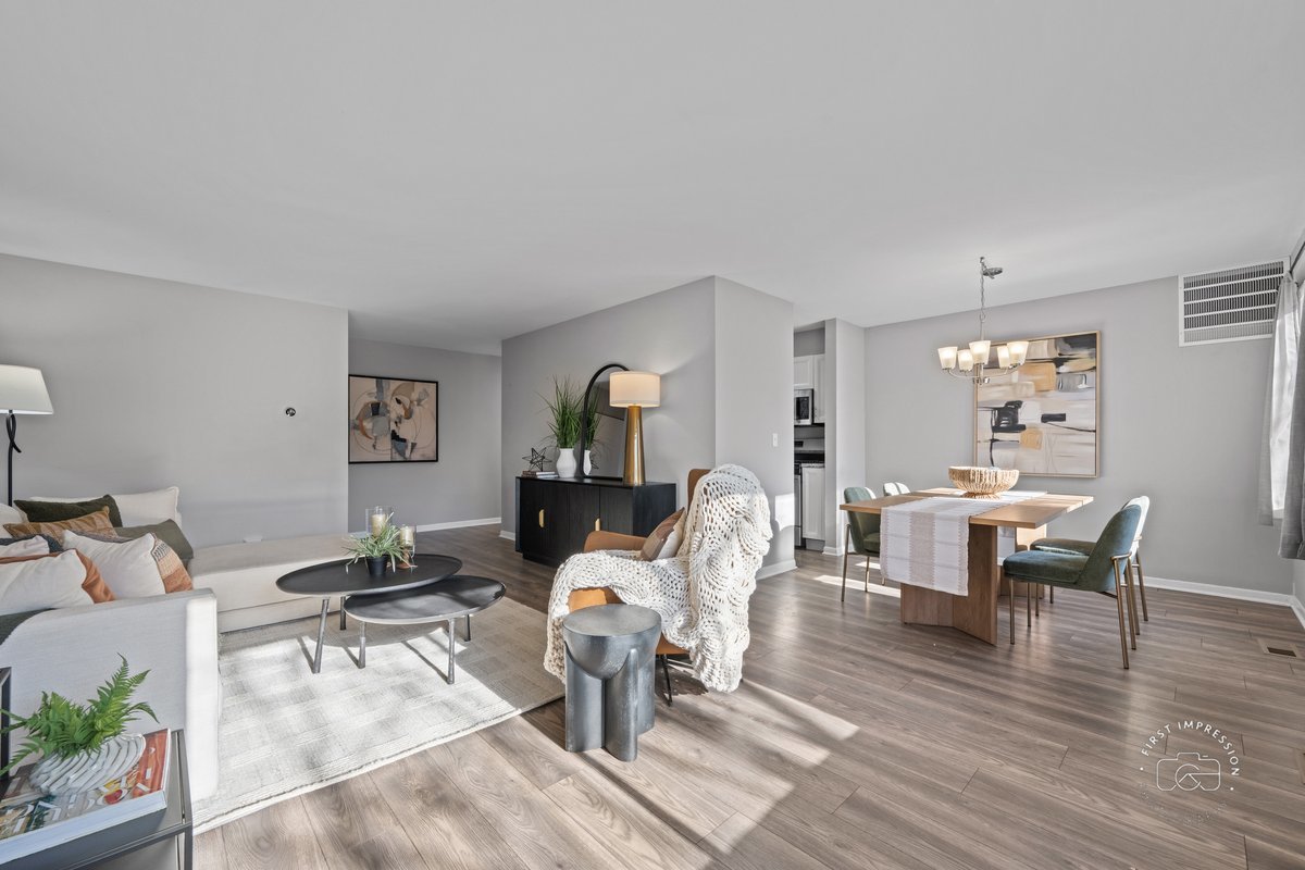 2924 Roberts Drive #8, Woodridge, IL 60517