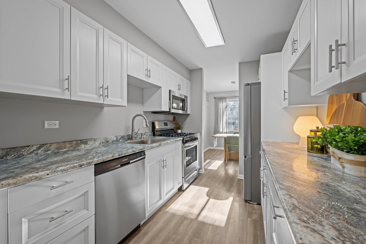 2924 Roberts Drive #8, Woodridge, IL 60517