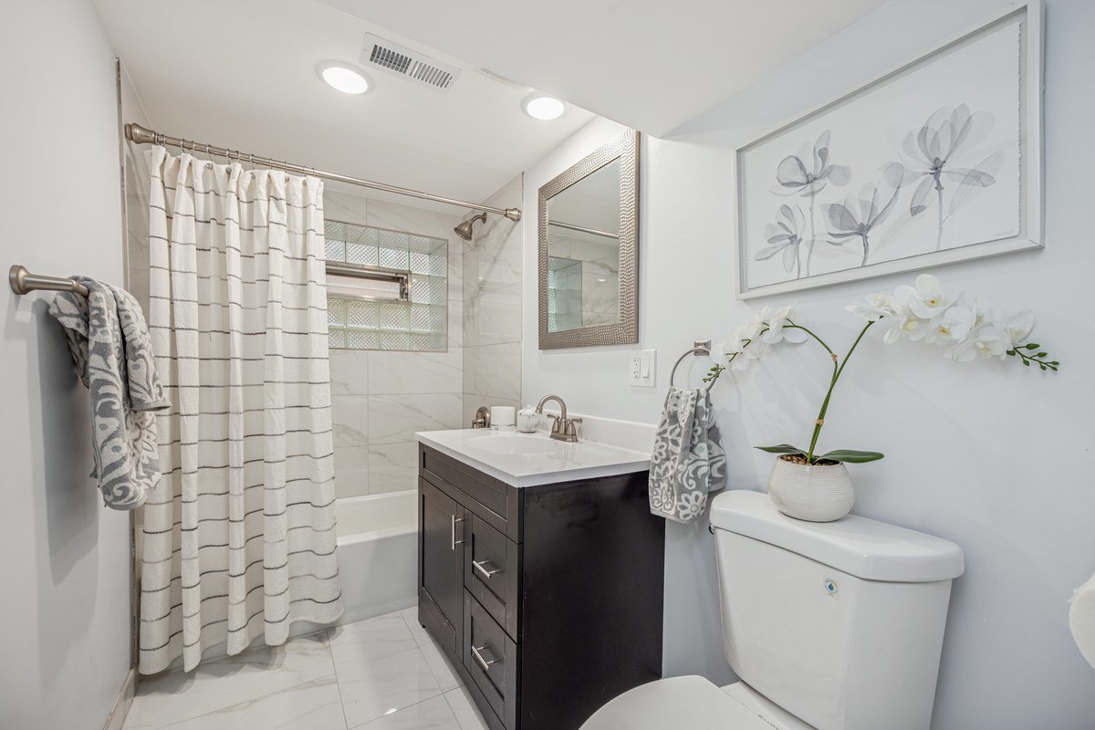 2820 N Sayre Avenue, Chicago, IL 60634