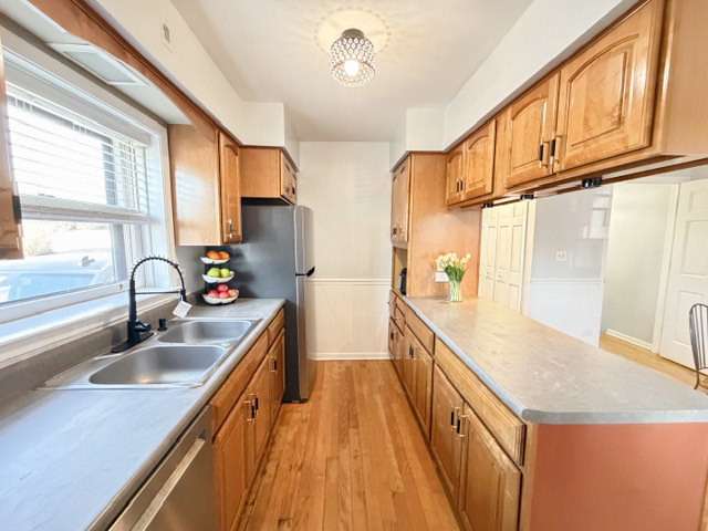 408 N KENNICOTT Avenue, Arlington Heights, IL 60005