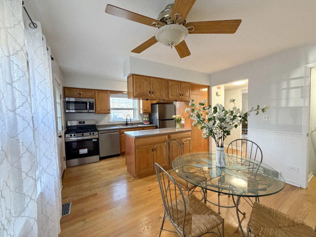 408 N KENNICOTT Avenue, Arlington Heights, IL 60005