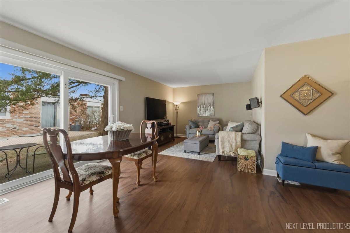 1601 Castbourne Court, Wheaton, IL 60189