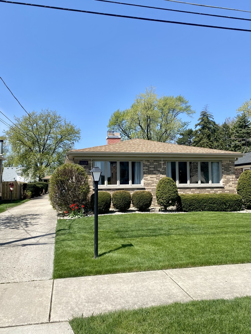 2242 Eastview Drive, Des Plaines, IL 60018