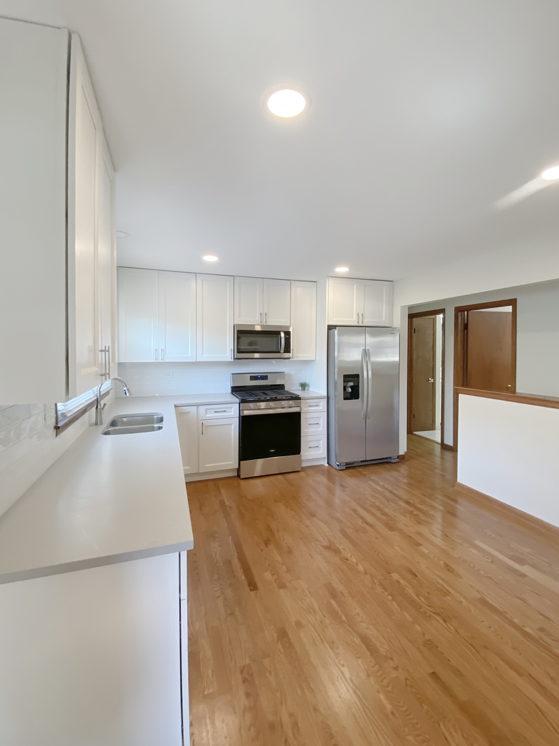 2242 Eastview Drive, Des Plaines, IL 60018