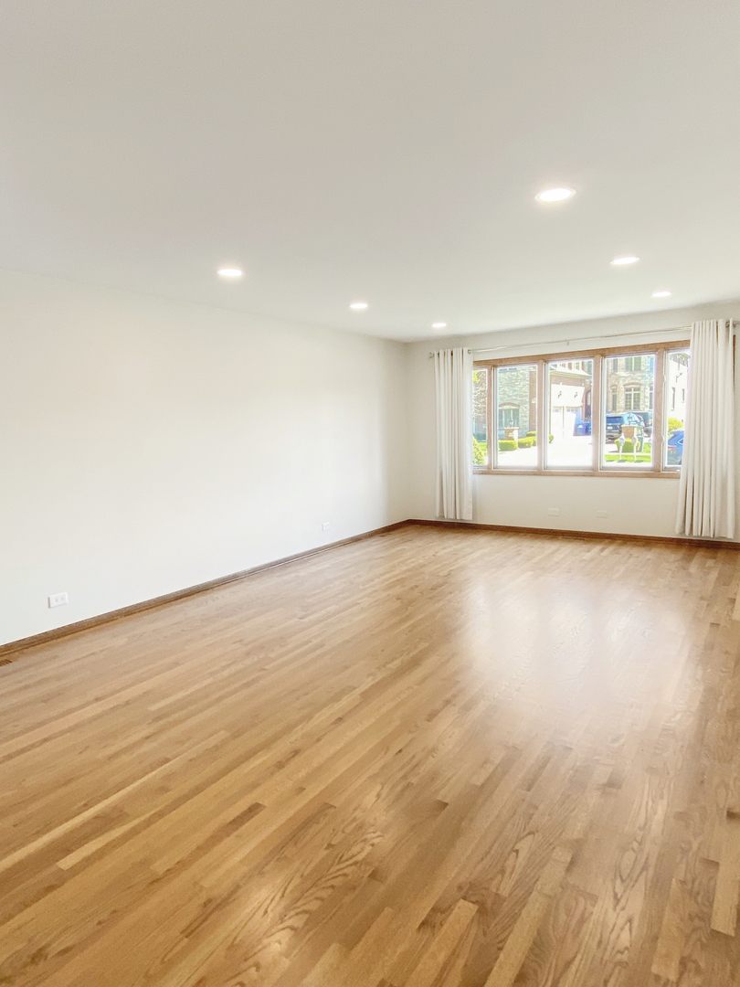 2242 Eastview Drive, Des Plaines, IL 60018