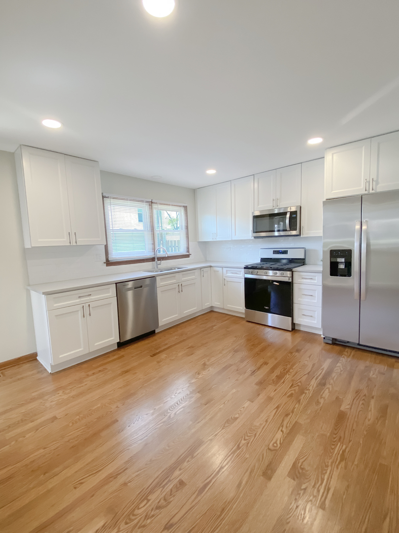 2242 Eastview Drive, Des Plaines, IL 60018