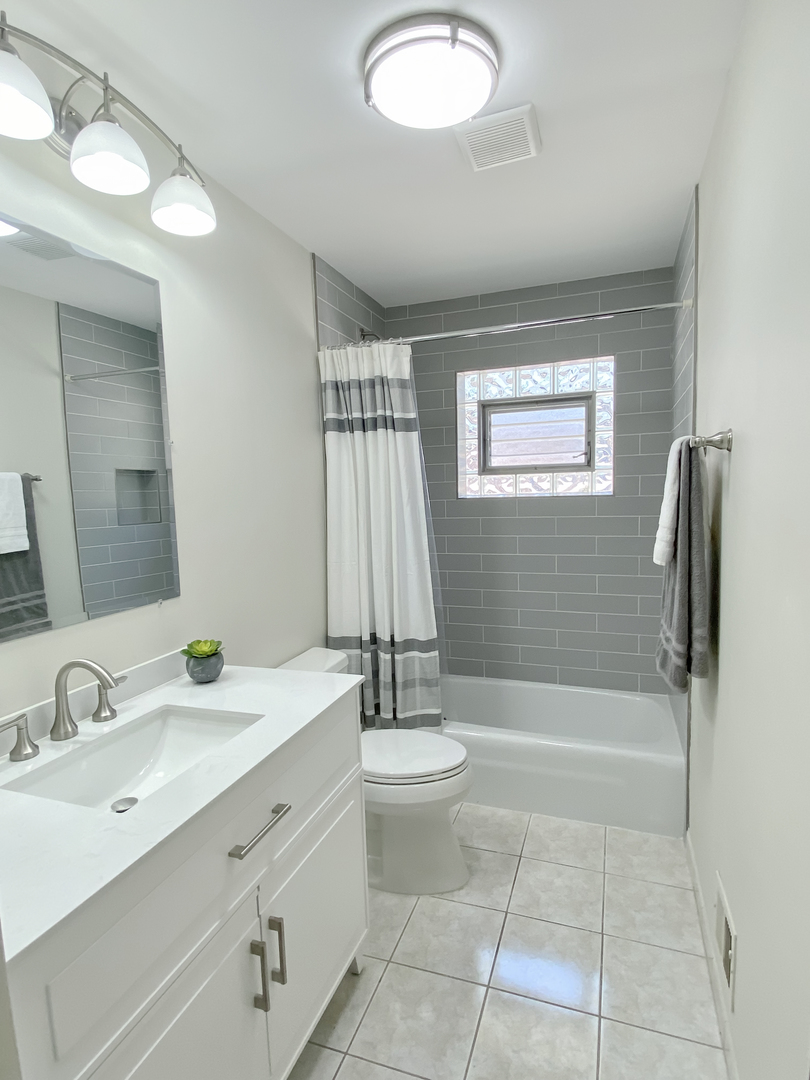 2242 Eastview Drive, Des Plaines, IL 60018