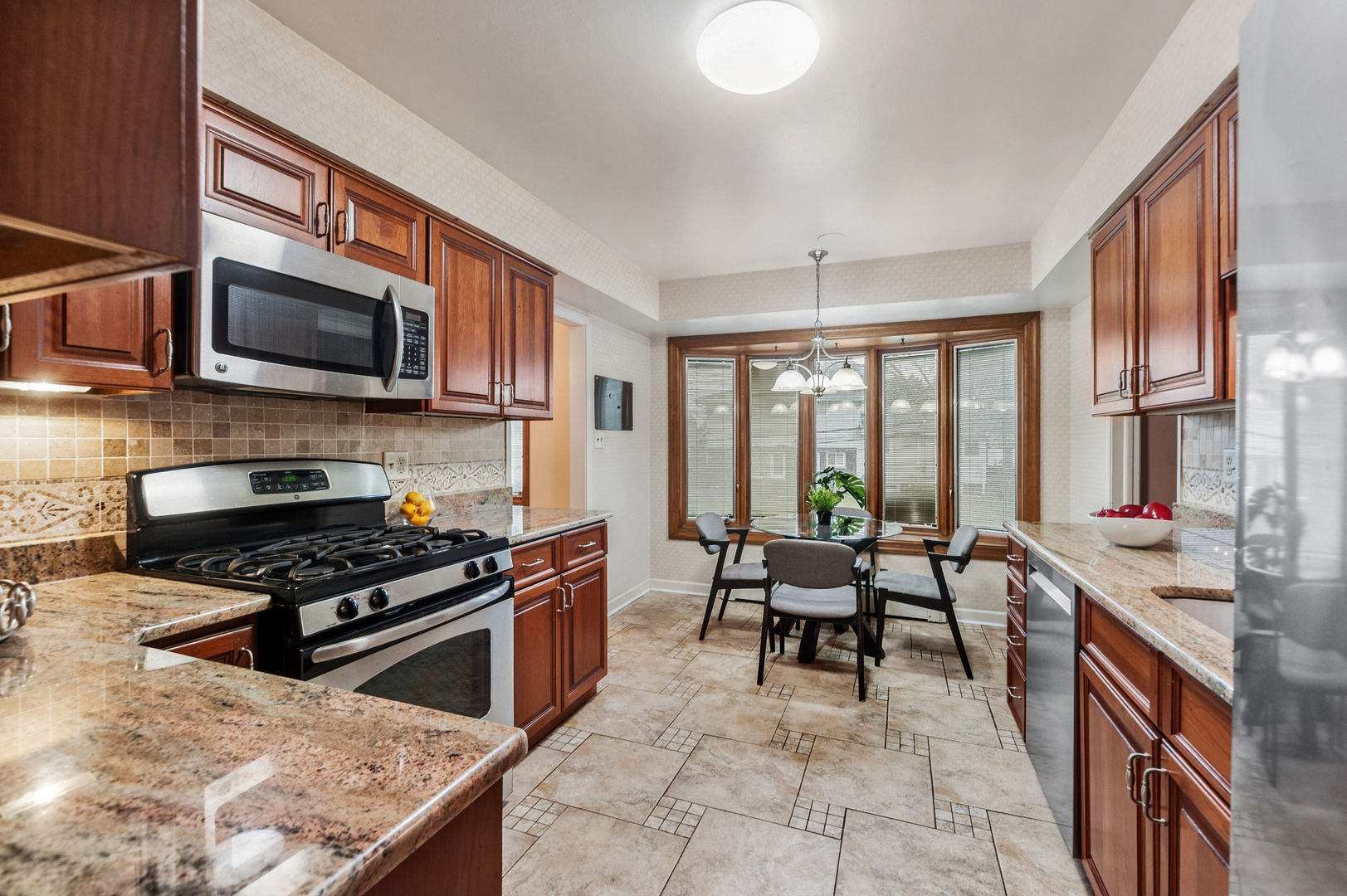 1305 E Mulberry Lane, Mount Prospect, IL 60056