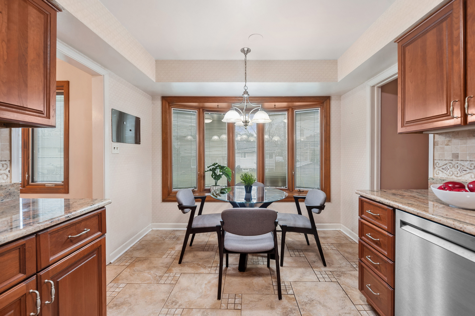 1305 E Mulberry Lane, Mount Prospect, IL 60056