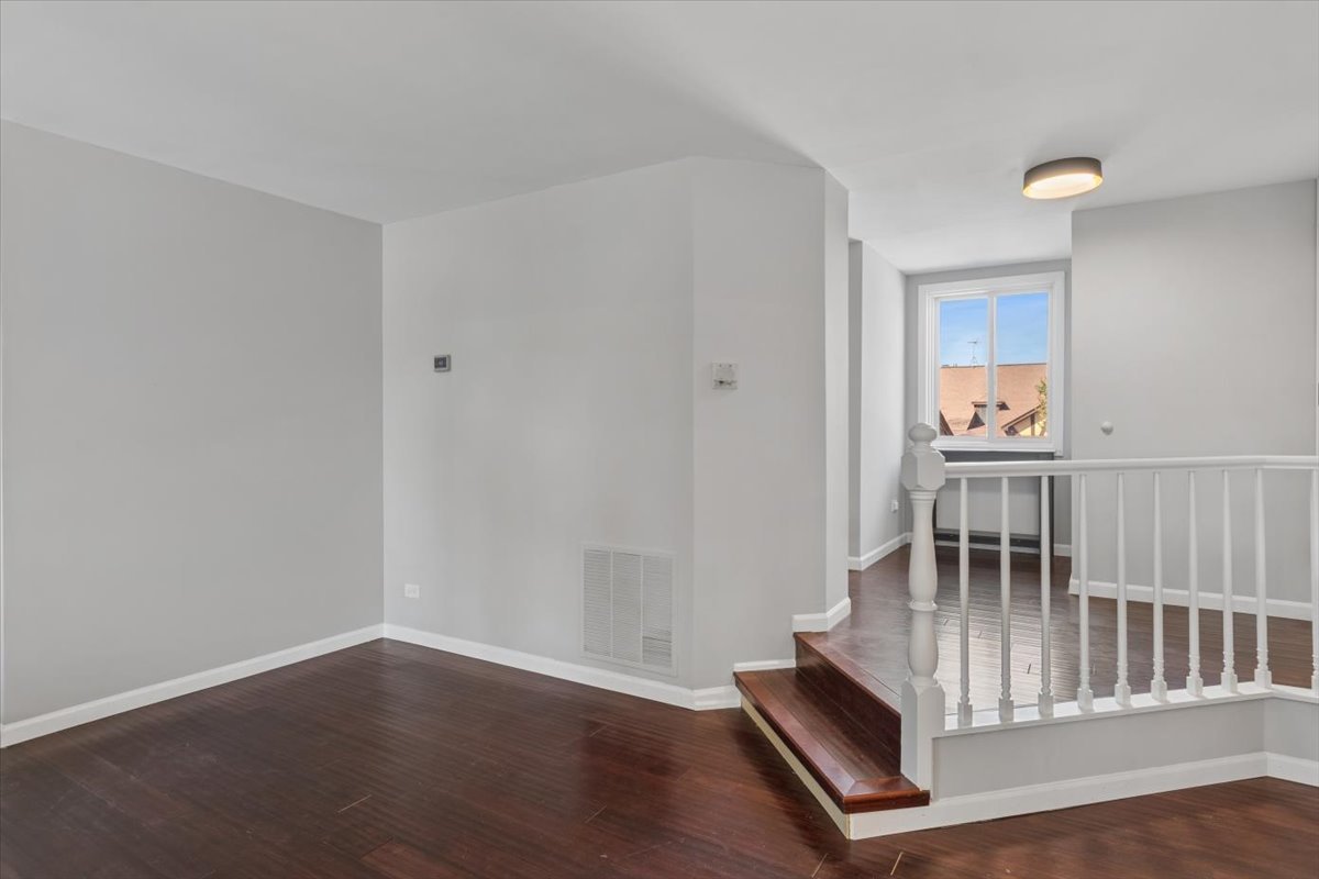 1733 Harrow Court #B, Wheaton, IL 60189