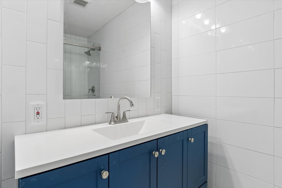 1733 Harrow Court #B, Wheaton, IL 60189