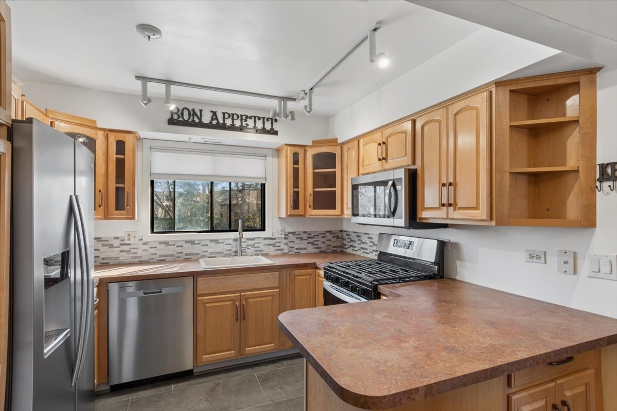 1733 Harrow Court #B, Wheaton, IL 60189