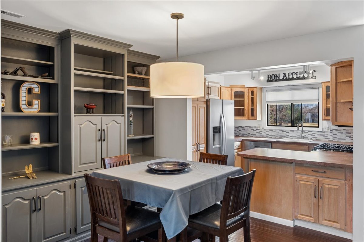 1733 Harrow Court #B, Wheaton, IL 60189