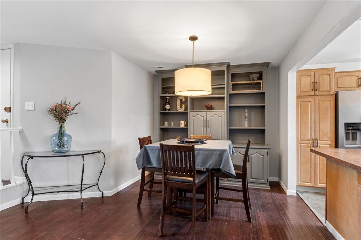 1733 Harrow Court #B, Wheaton, IL 60189