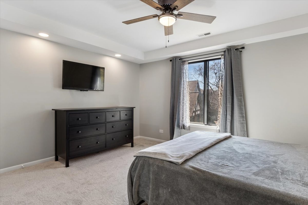 1733 Harrow Court #B, Wheaton, IL 60189