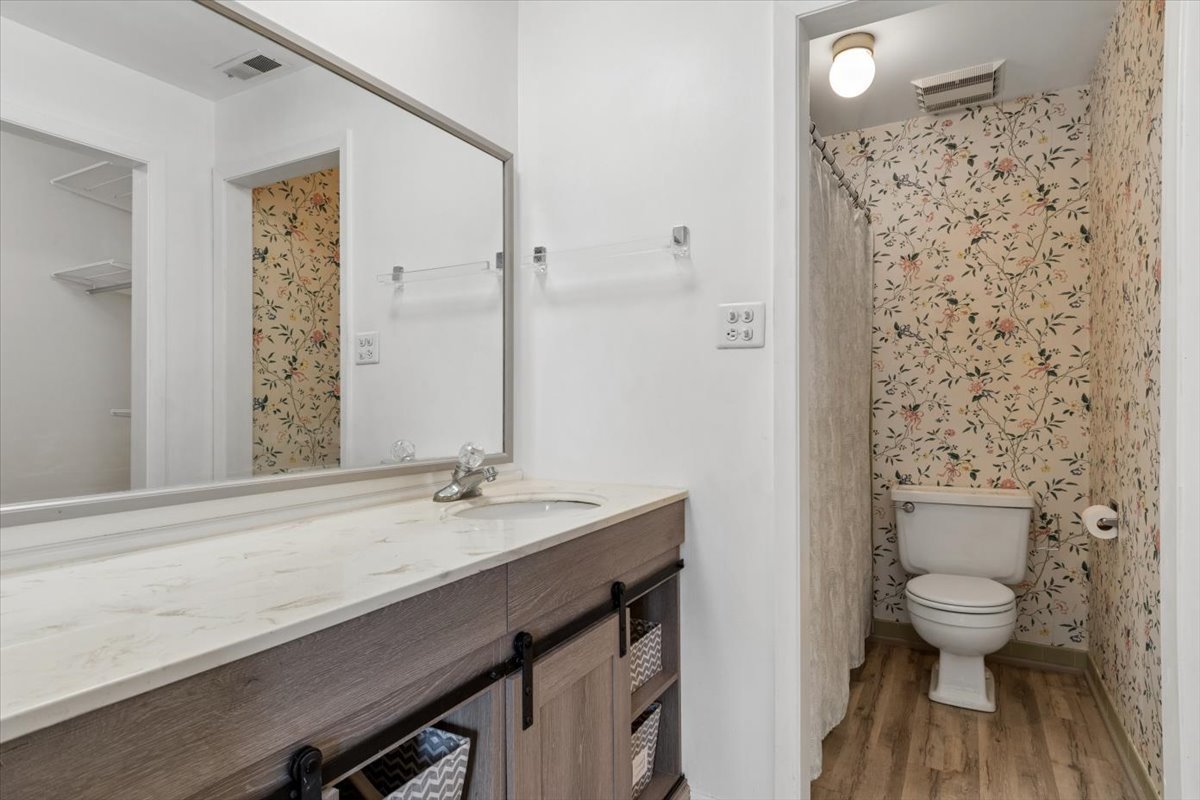 1733 Harrow Court #B, Wheaton, IL 60189