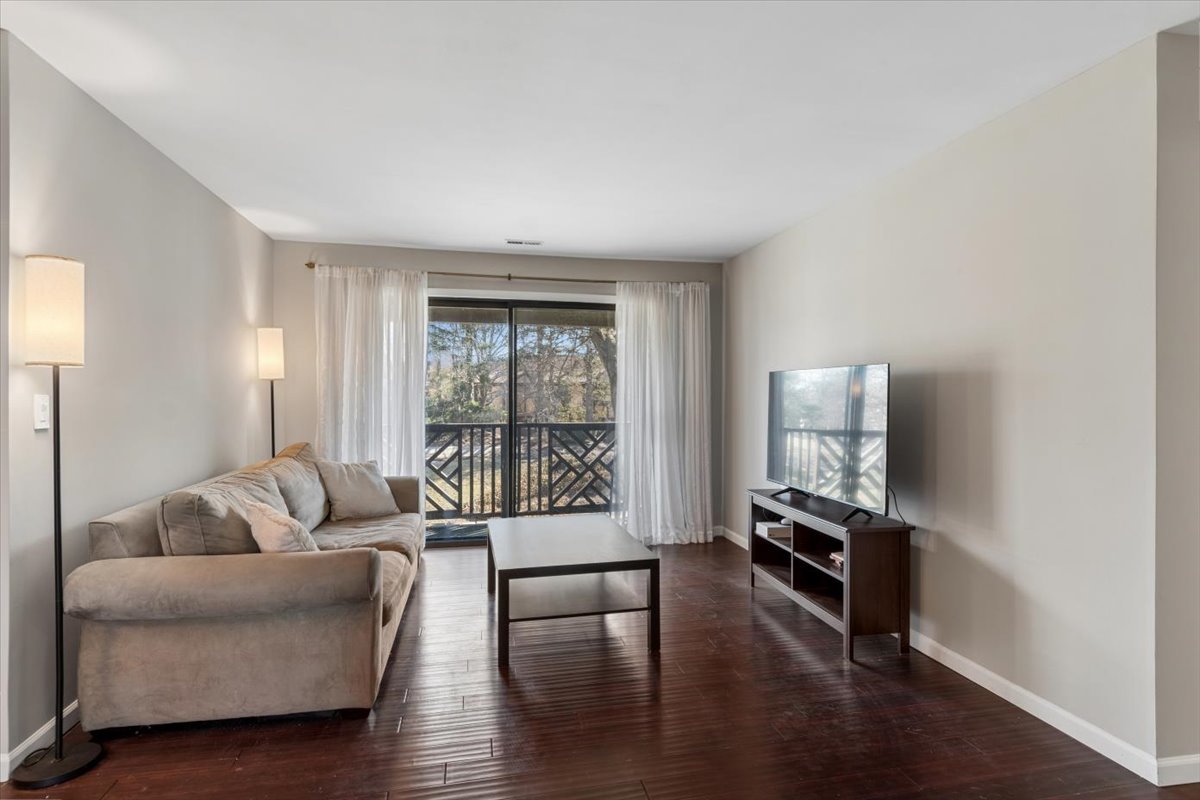 1733 Harrow Court #B, Wheaton, IL 60189