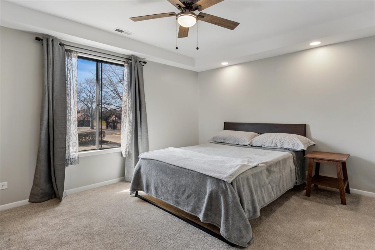 1733 Harrow Court #B, Wheaton, IL 60189