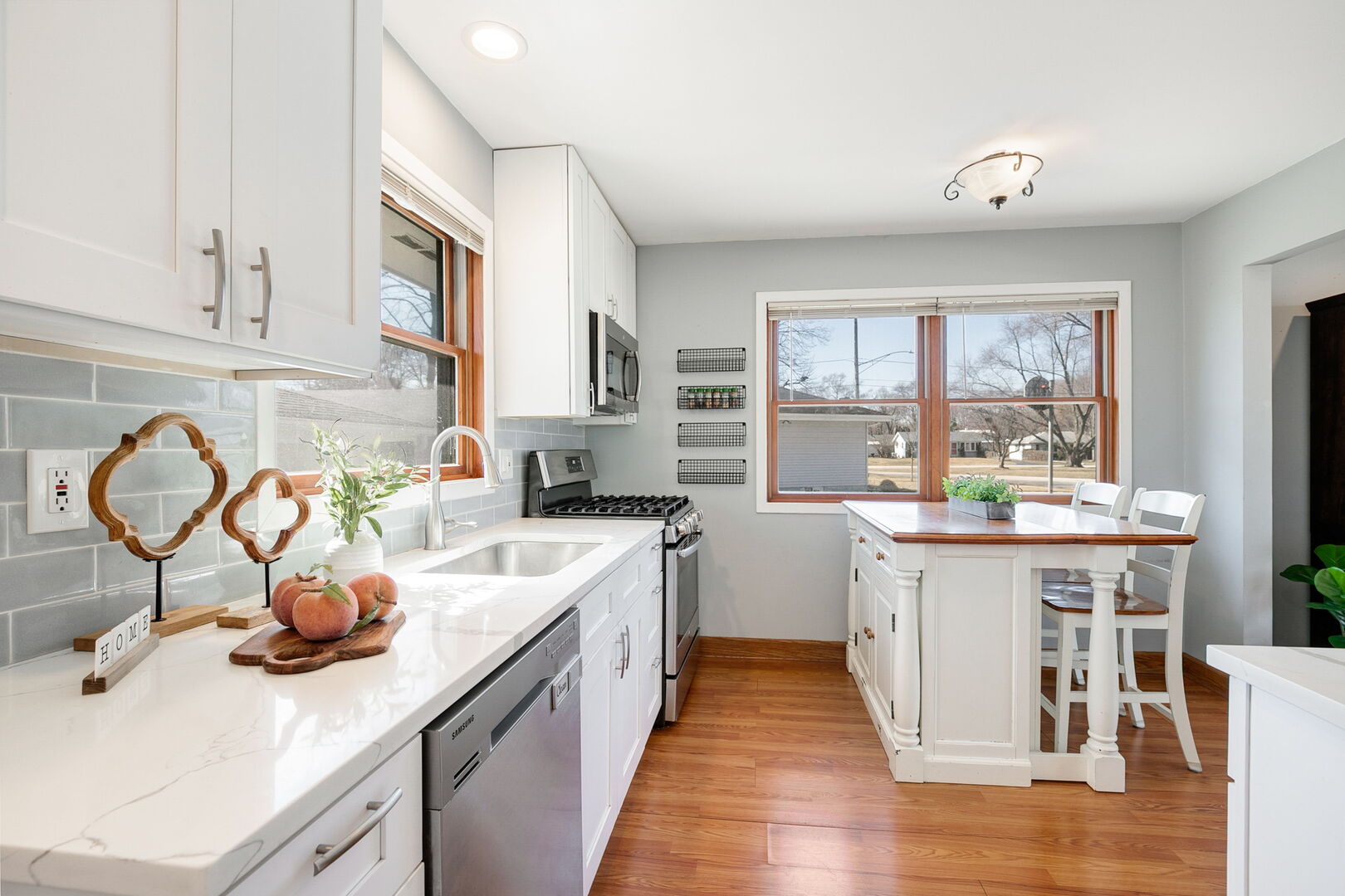 417 Lawrence Avenue, Grayslake, IL 60030