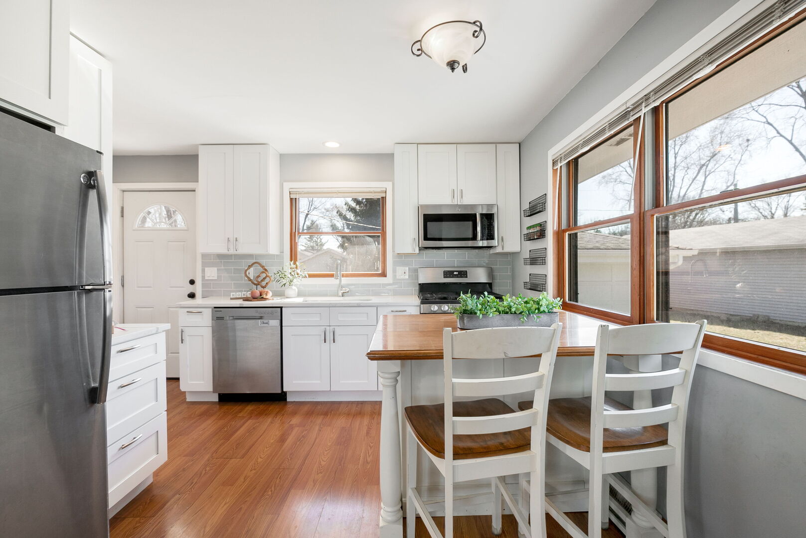 417 Lawrence Avenue, Grayslake, IL 60030