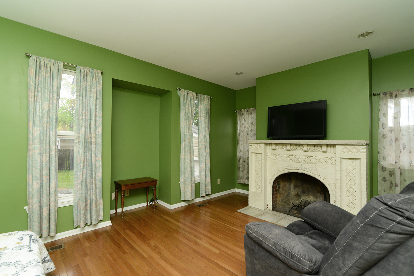 323 S Broadway Avenue, Aurora, IL 60505