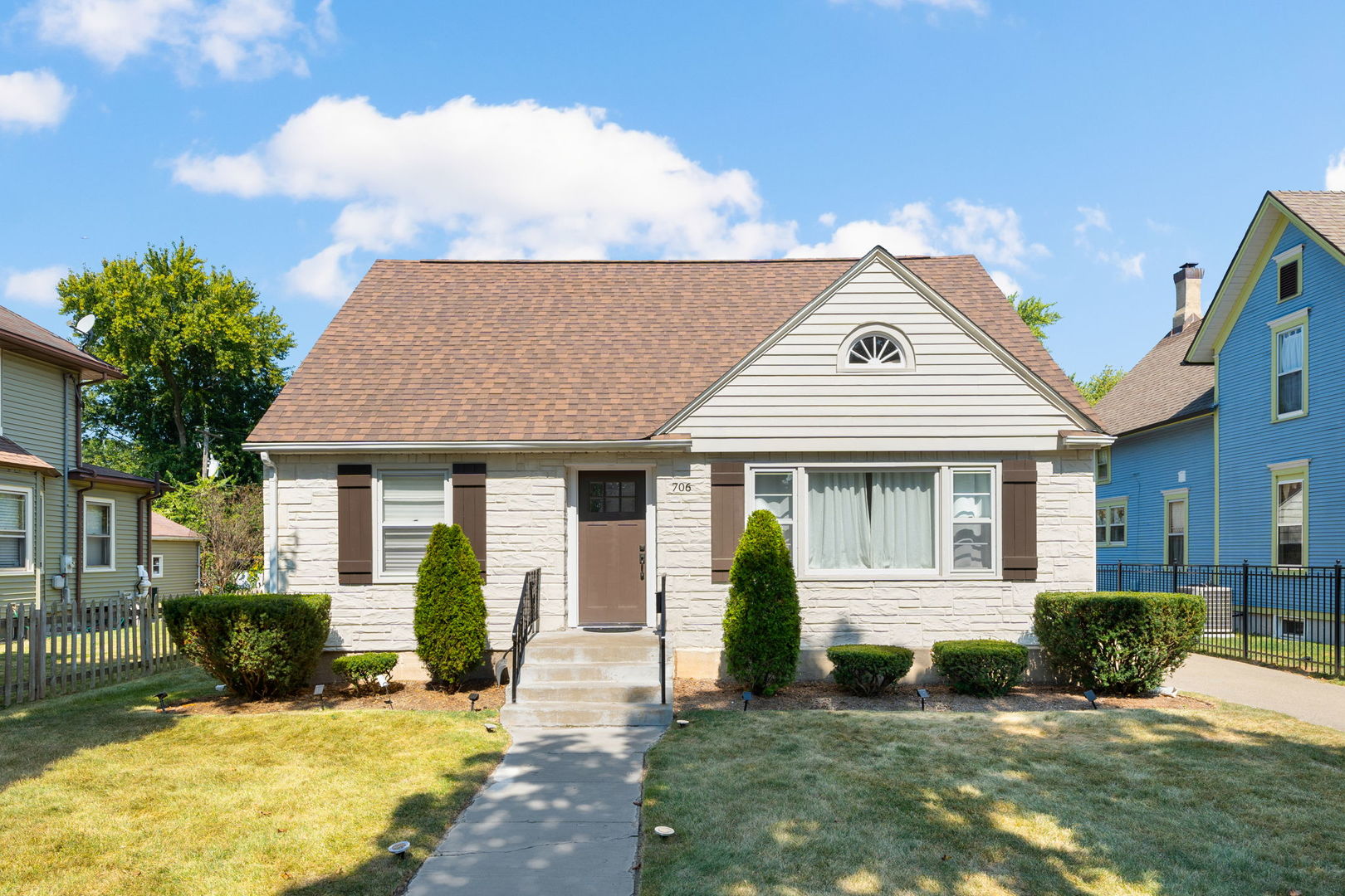 706 Geneva Street, West Dundee, IL 60118