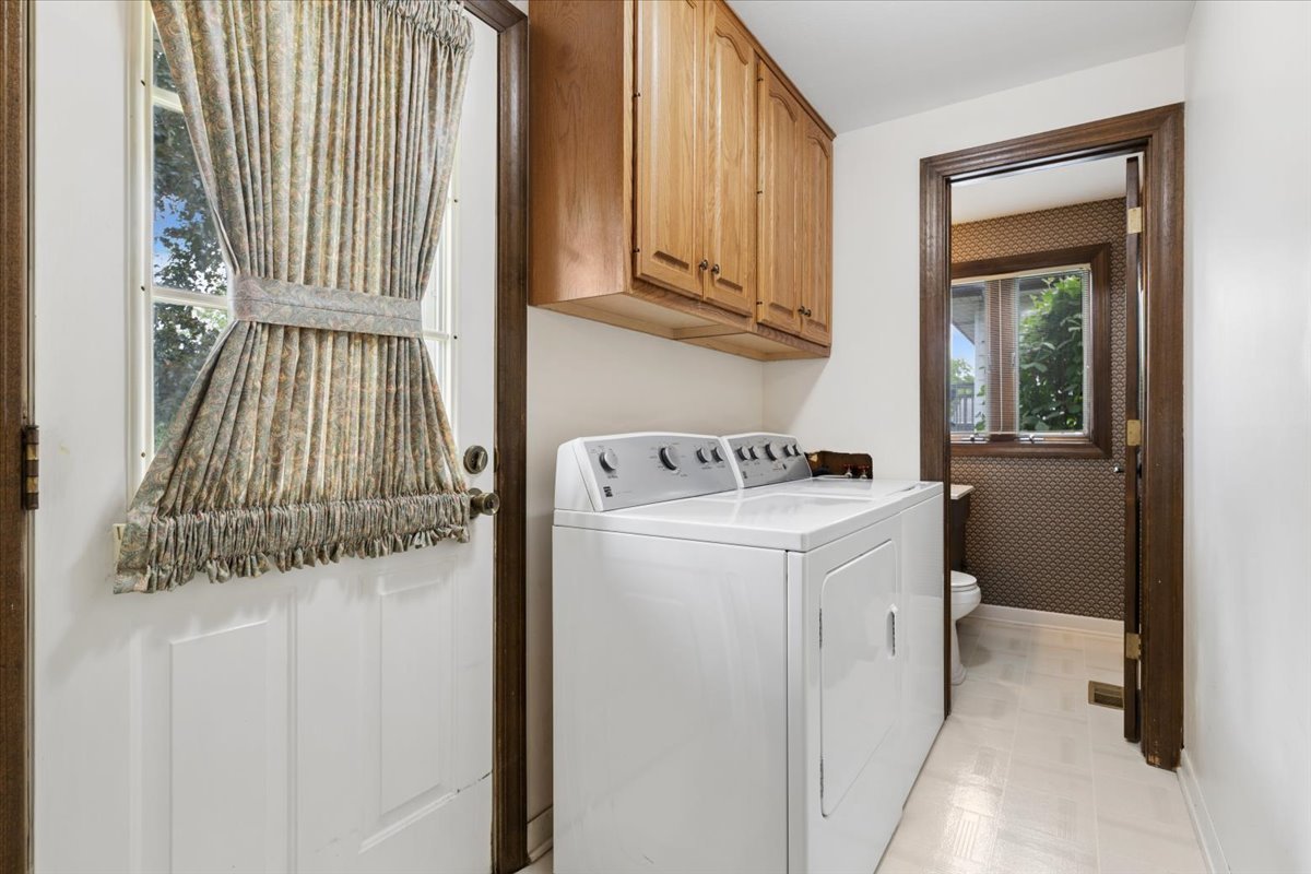 1332 W Weathersfield Way, Schaumburg, IL 60193