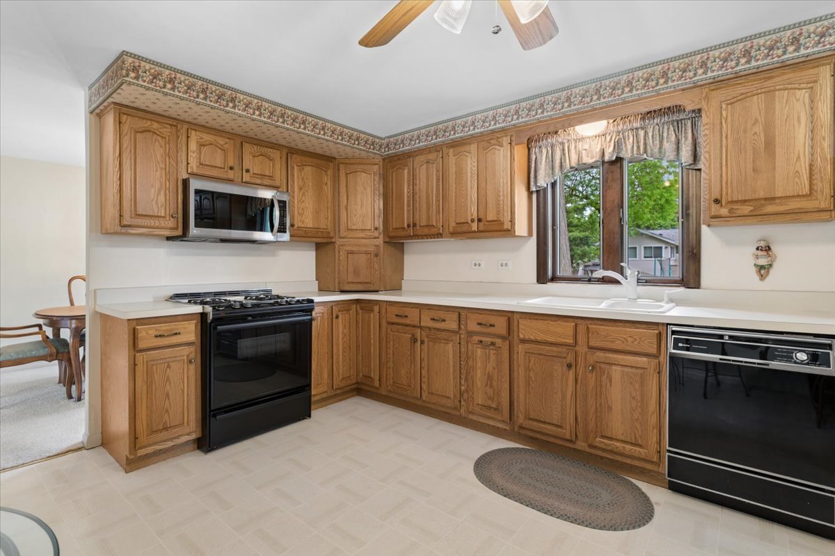 1332 W Weathersfield Way, Schaumburg, IL 60193