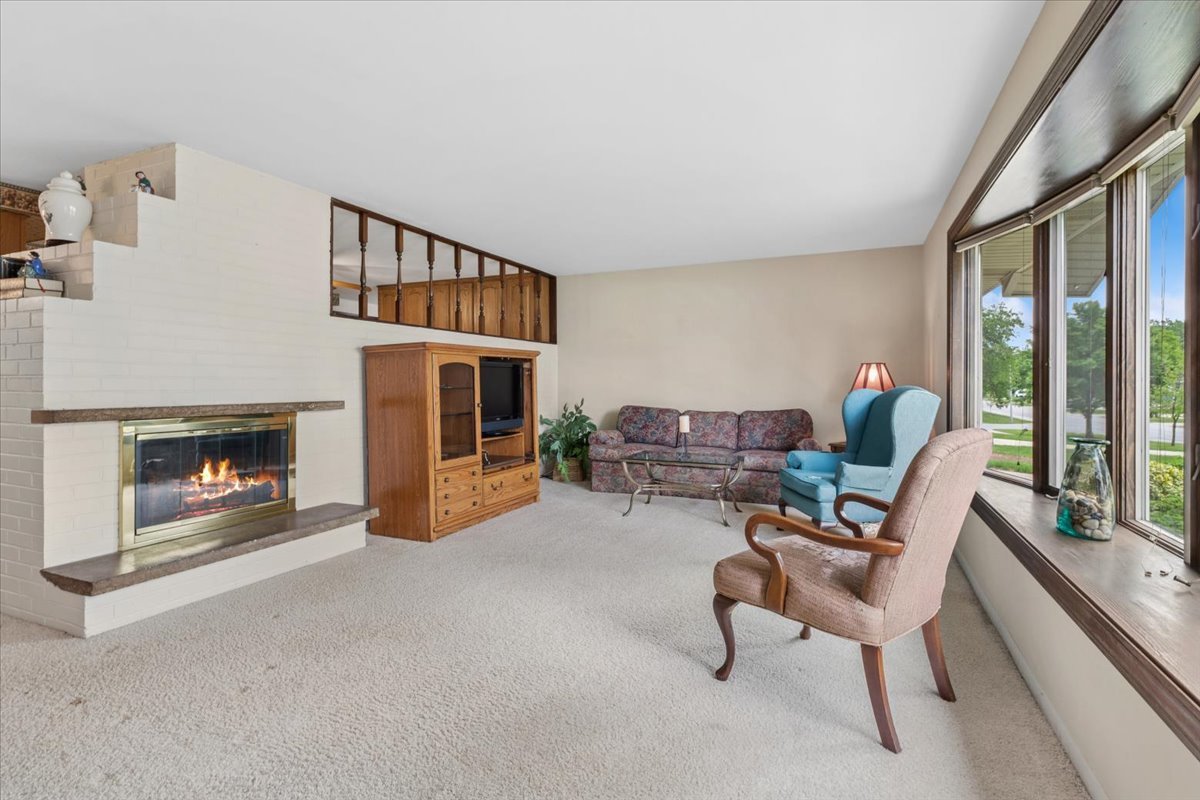 1332 W Weathersfield Way, Schaumburg, IL 60193