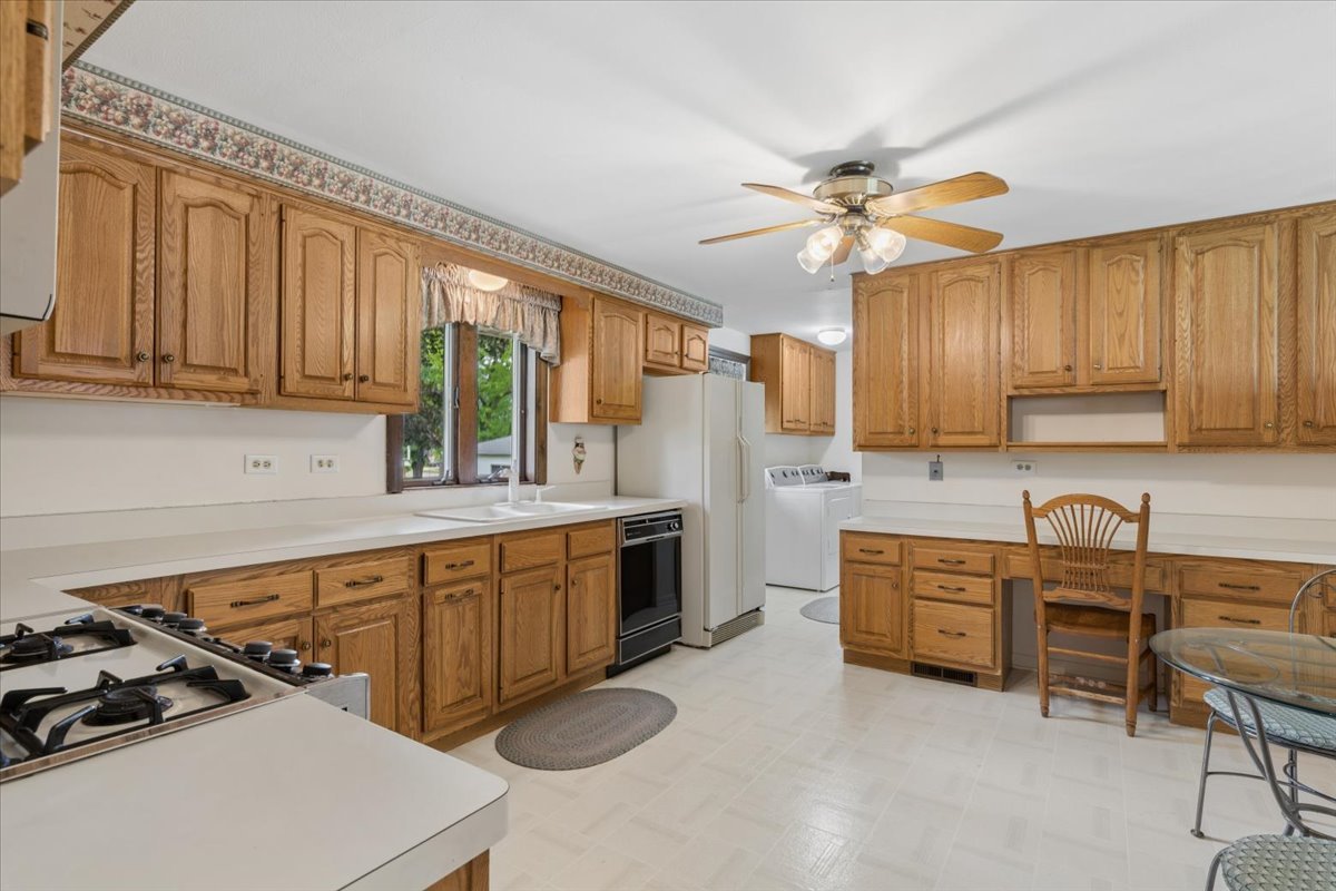 1332 W Weathersfield Way, Schaumburg, IL 60193