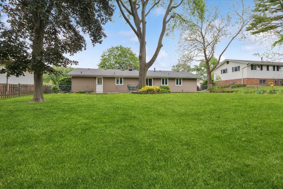 1332 W Weathersfield Way, Schaumburg, IL 60193