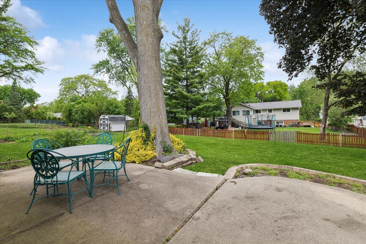 1332 W Weathersfield Way, Schaumburg, IL 60193