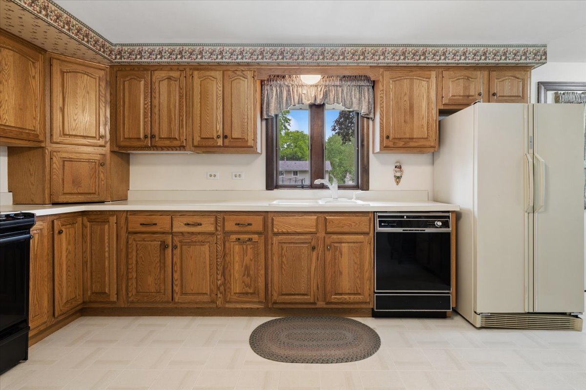1332 W Weathersfield Way, Schaumburg, IL 60193