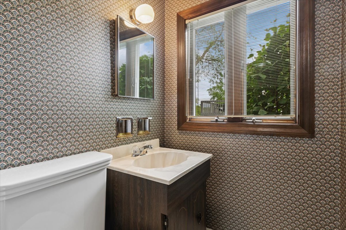 1332 W Weathersfield Way, Schaumburg, IL 60193