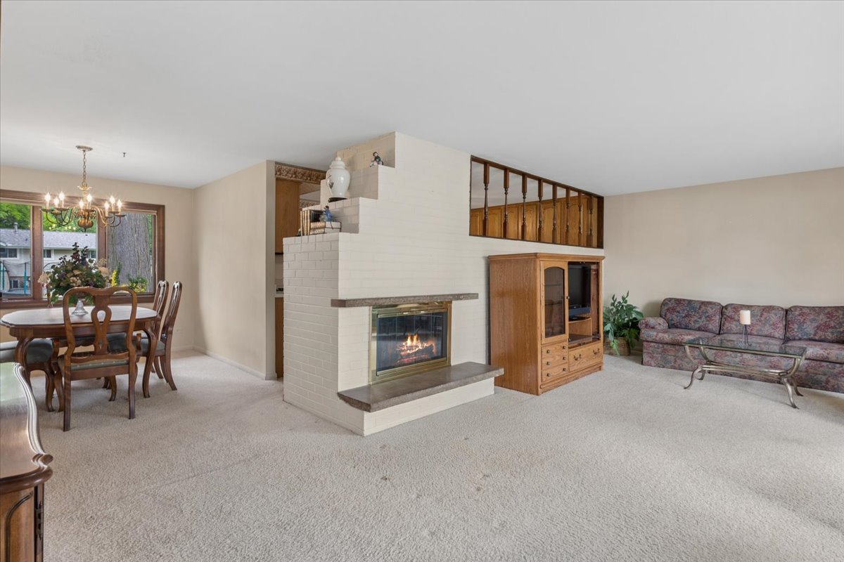 1332 W Weathersfield Way, Schaumburg, IL 60193