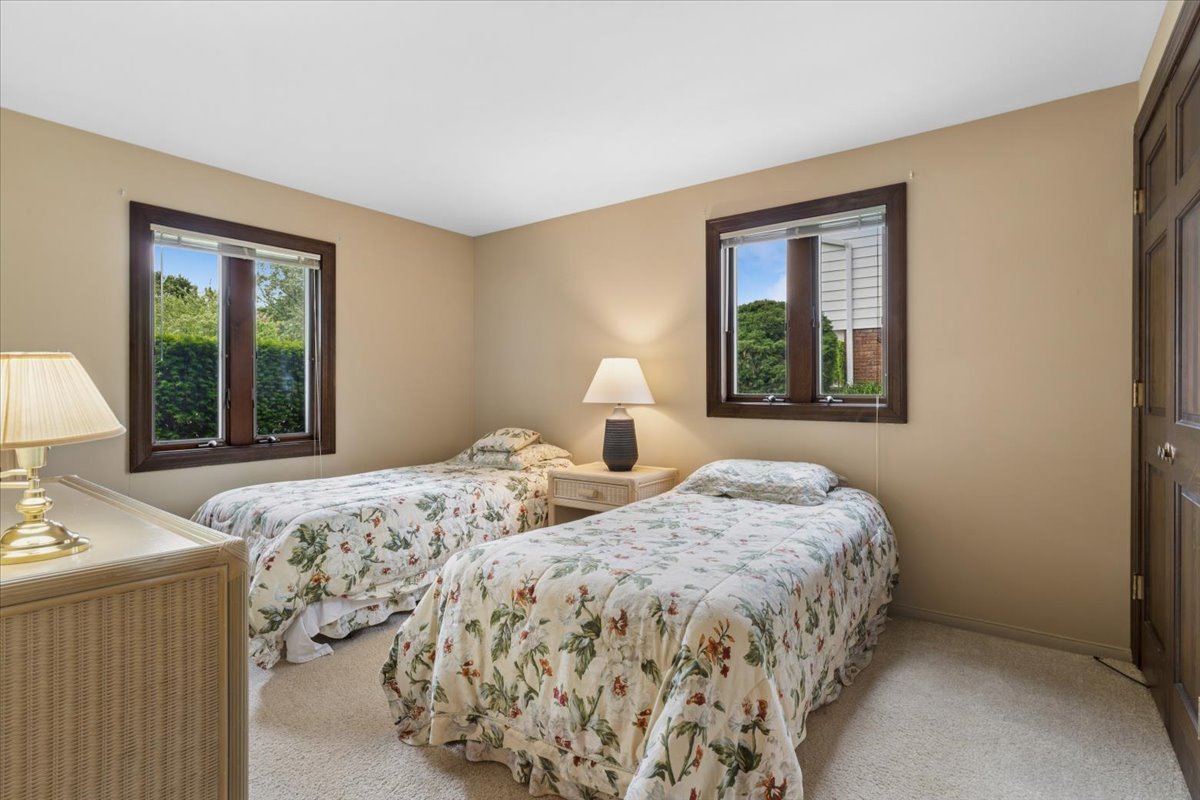 1332 W Weathersfield Way, Schaumburg, IL 60193