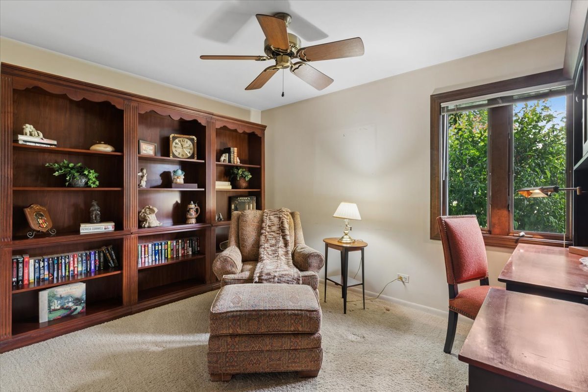 1332 W Weathersfield Way, Schaumburg, IL 60193