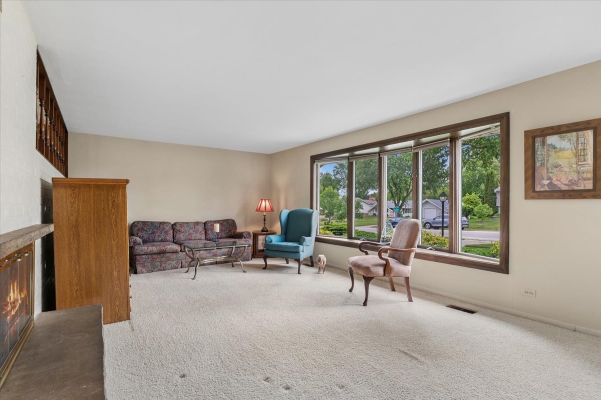 1332 W Weathersfield Way, Schaumburg, IL 60193