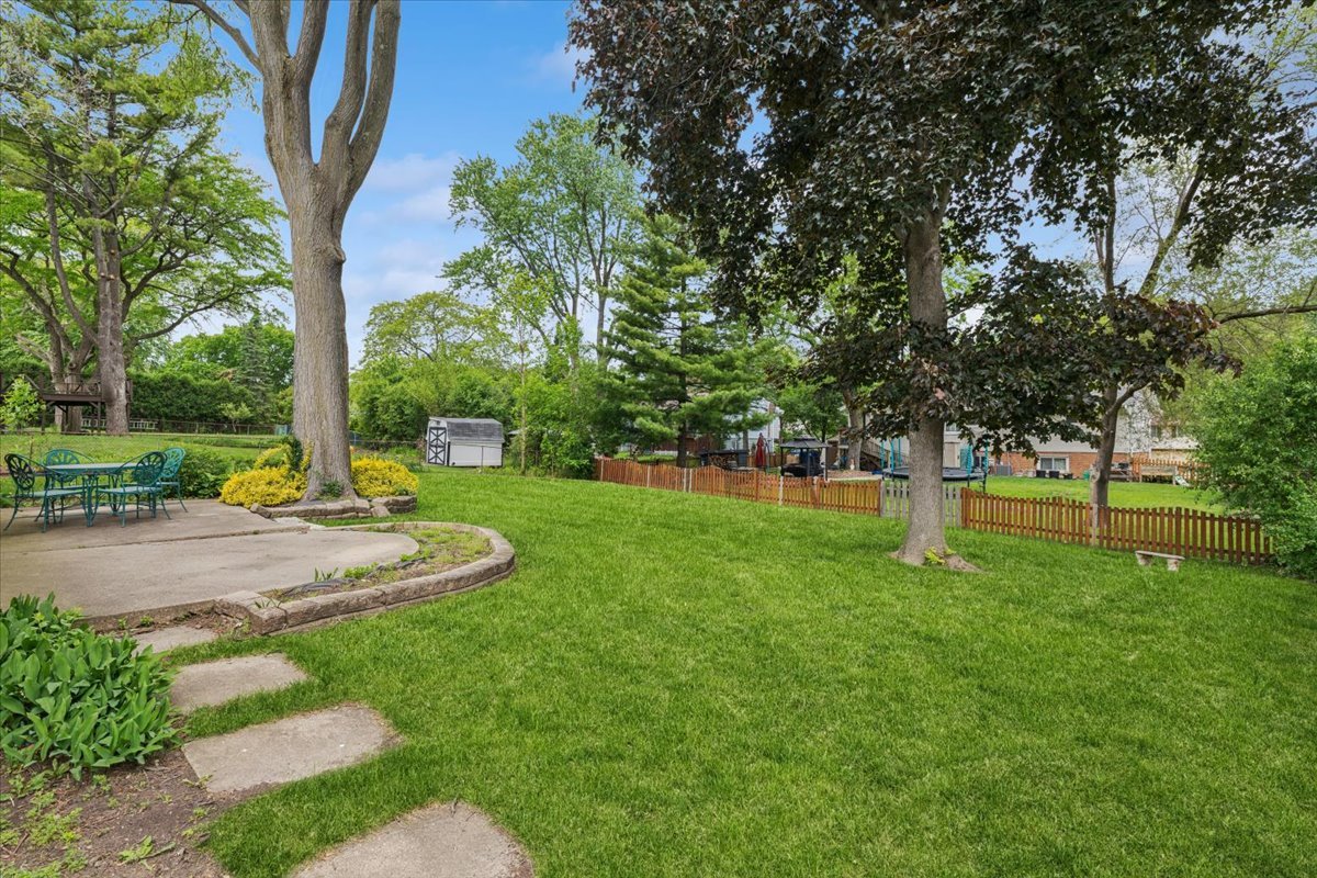 1332 W Weathersfield Way, Schaumburg, IL 60193