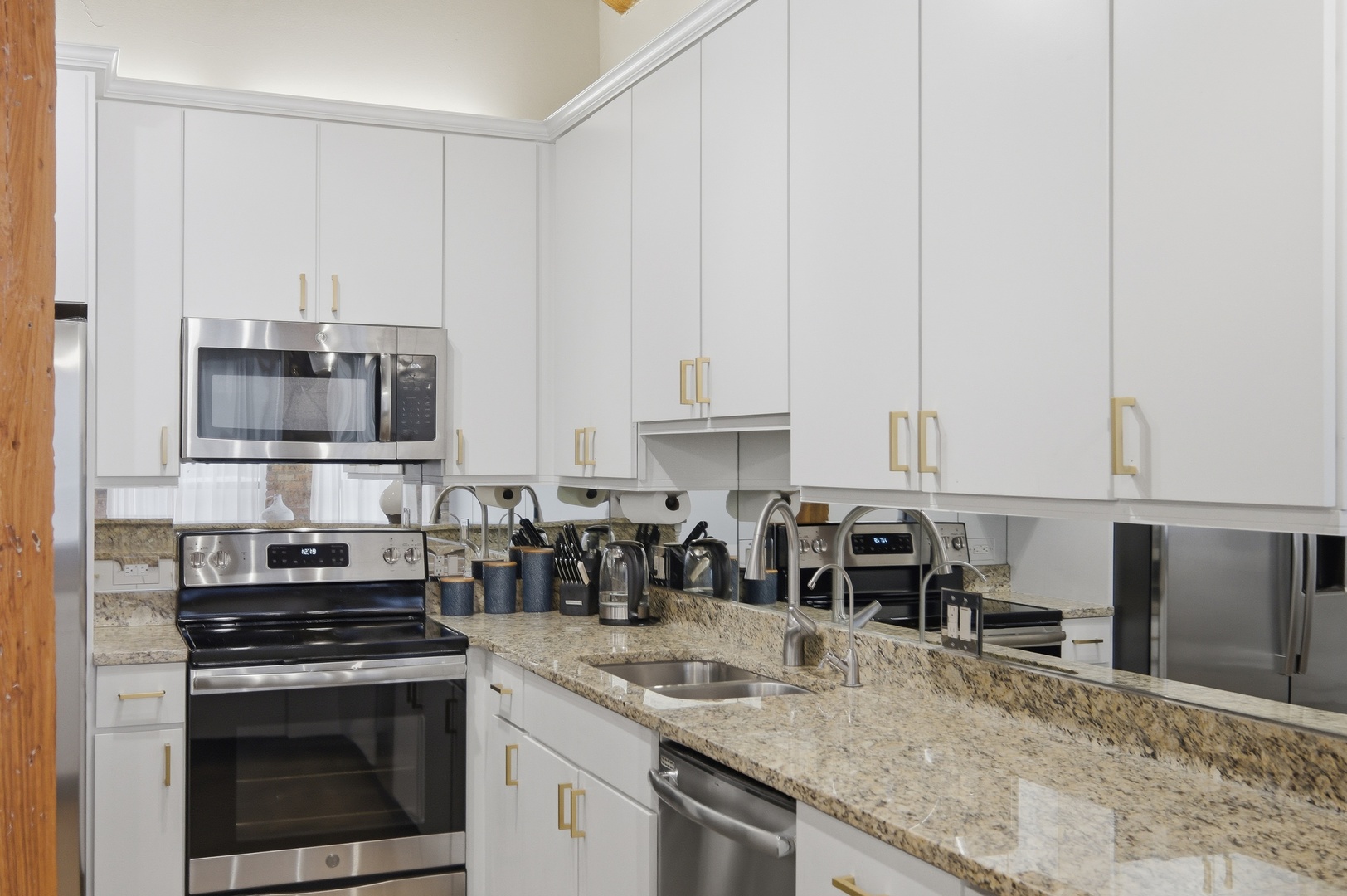 225 W HURON Street #313, Chicago, IL 60654