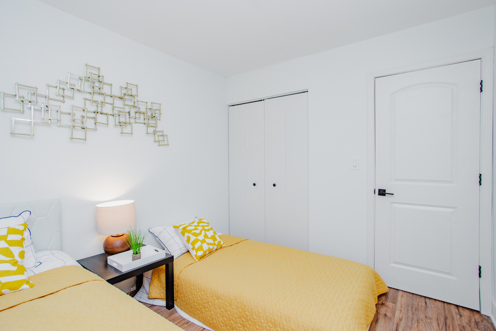 1040 Borden Drive, Roselle, IL 60172