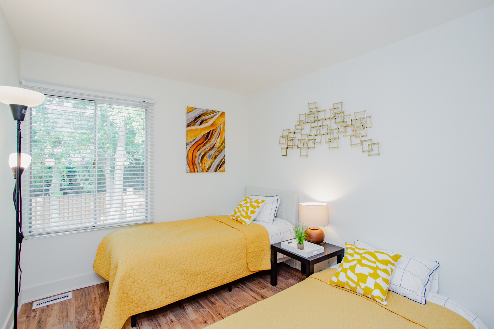 1040 Borden Drive, Roselle, IL 60172