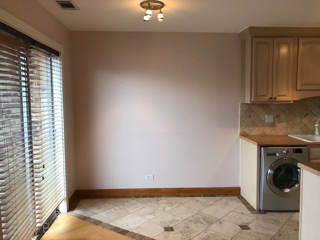 725 W Huntington Commons Road #401, Mount Prospect, IL 60056